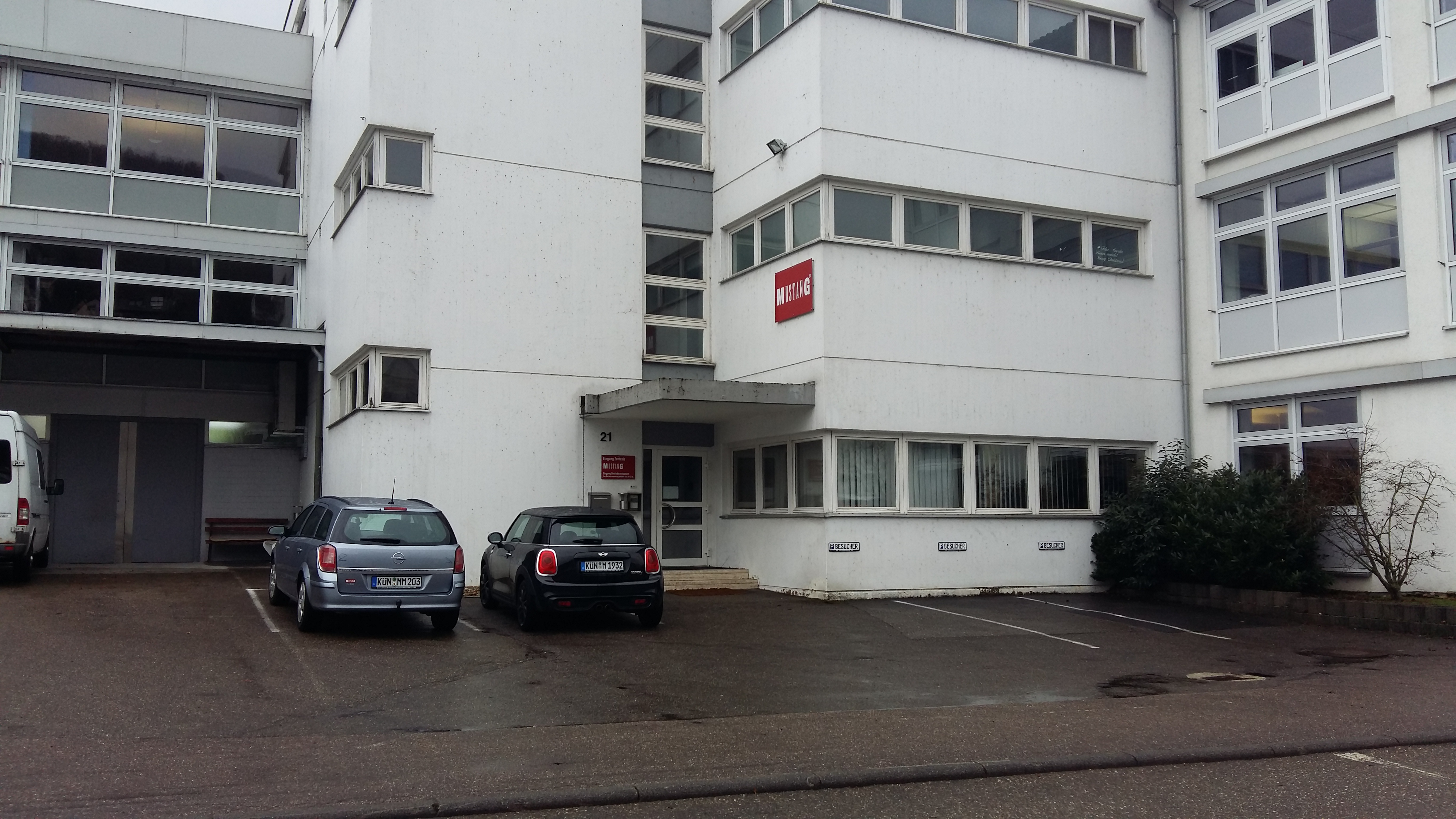 Eingang der MUSTANG-Mitarbeiter in der Lindenstraße. Steht hier bald ein Supermarkt?